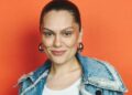 Jessie J celebra remissão do câncer de mama: “Solucei durante horas”